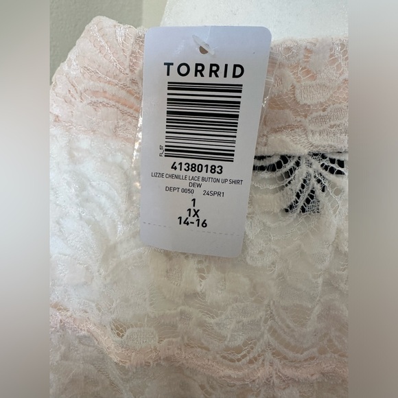NWT TORRID IVORY CHENILLE LACE BUTTON DOWN SHIRT TORRID SIZE 1 (SIZE 14/16 - 1X) - Picture 4 of 11